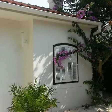Bougainvillea House * Silba